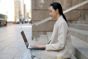 Suka Duka Jadi Karyawan Kantoran Sekaligus Punya Usaha Sampingan